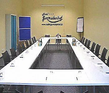 Gertrudenhof 3*